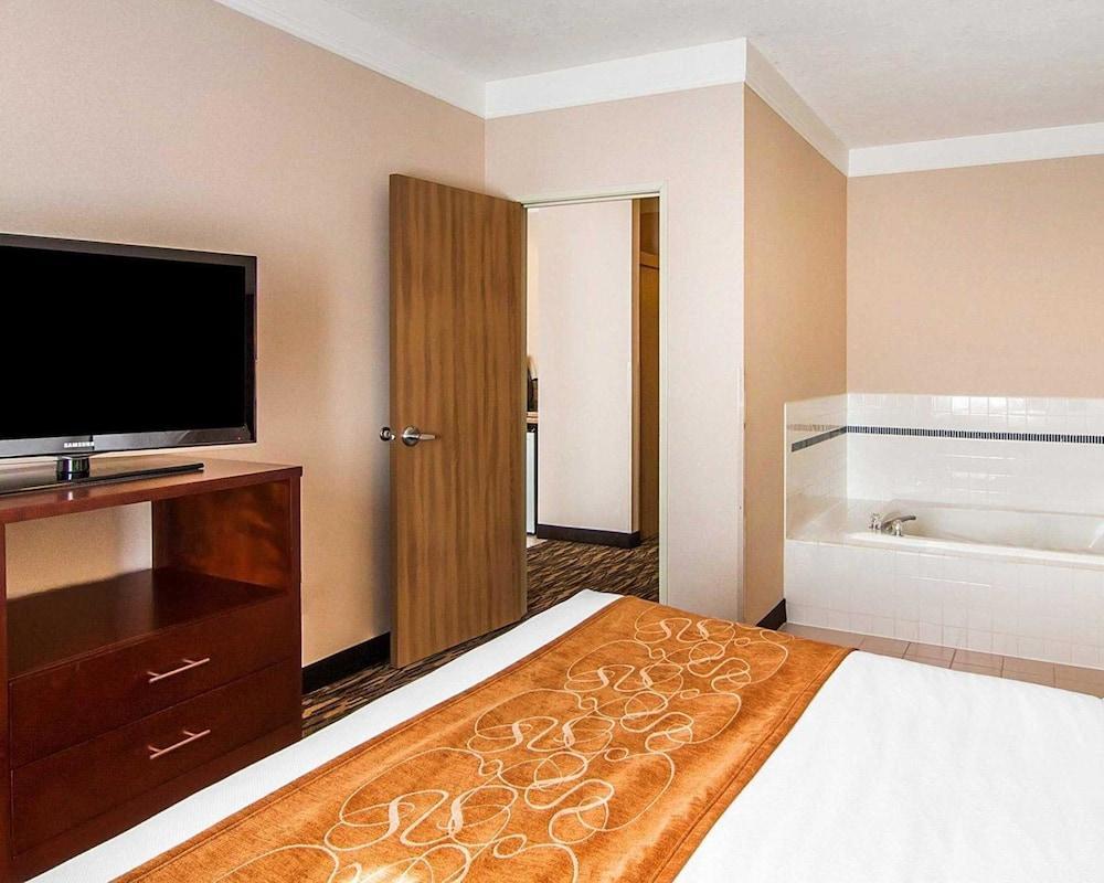 Comfort Suites Salem Bagian luar foto