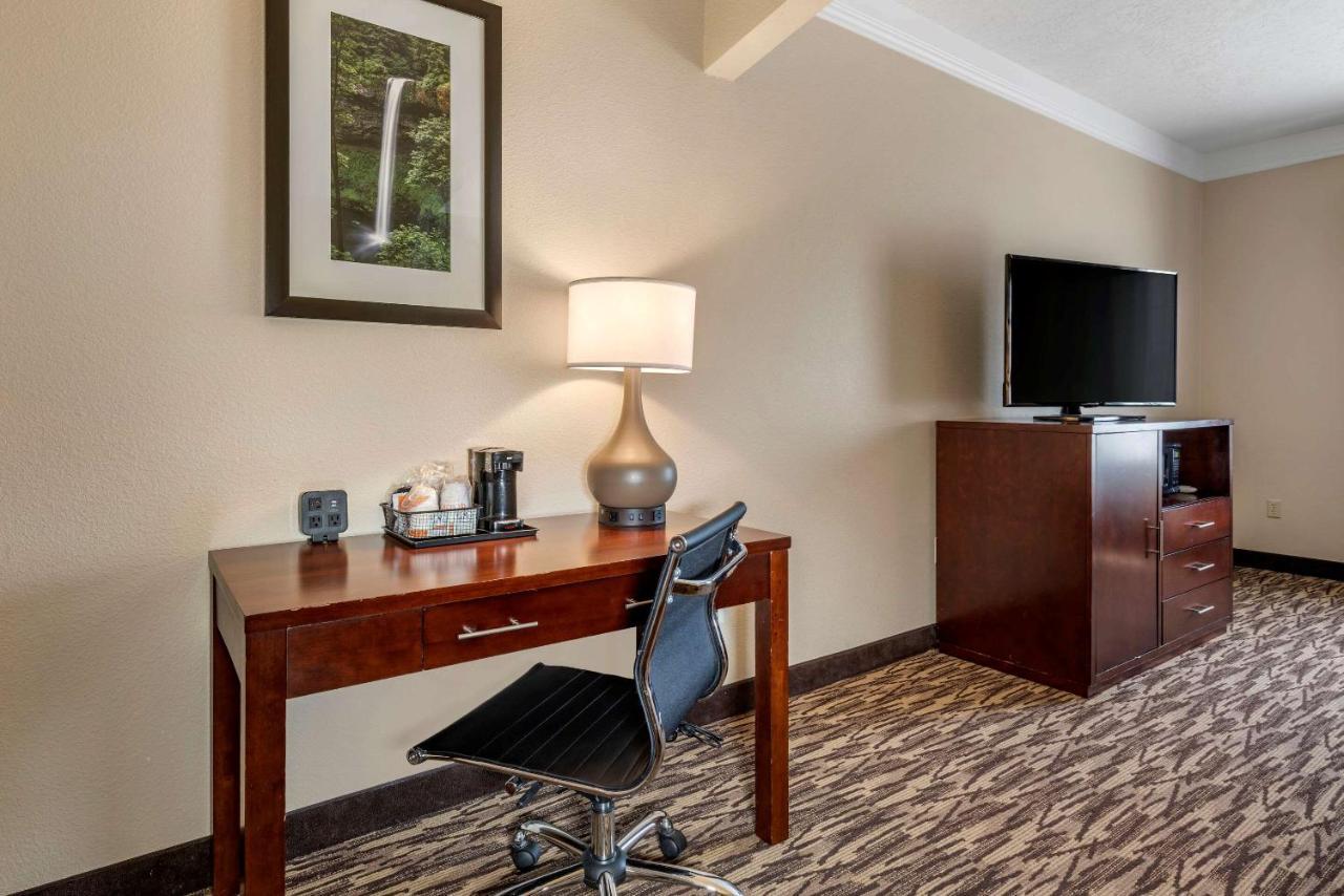 Comfort Suites Salem Bagian luar foto