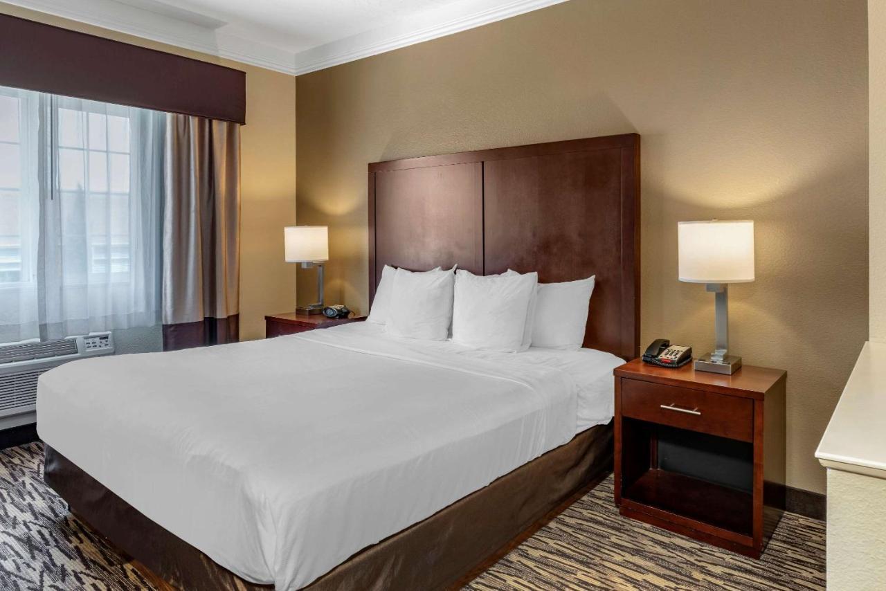 Comfort Suites Salem Bagian luar foto