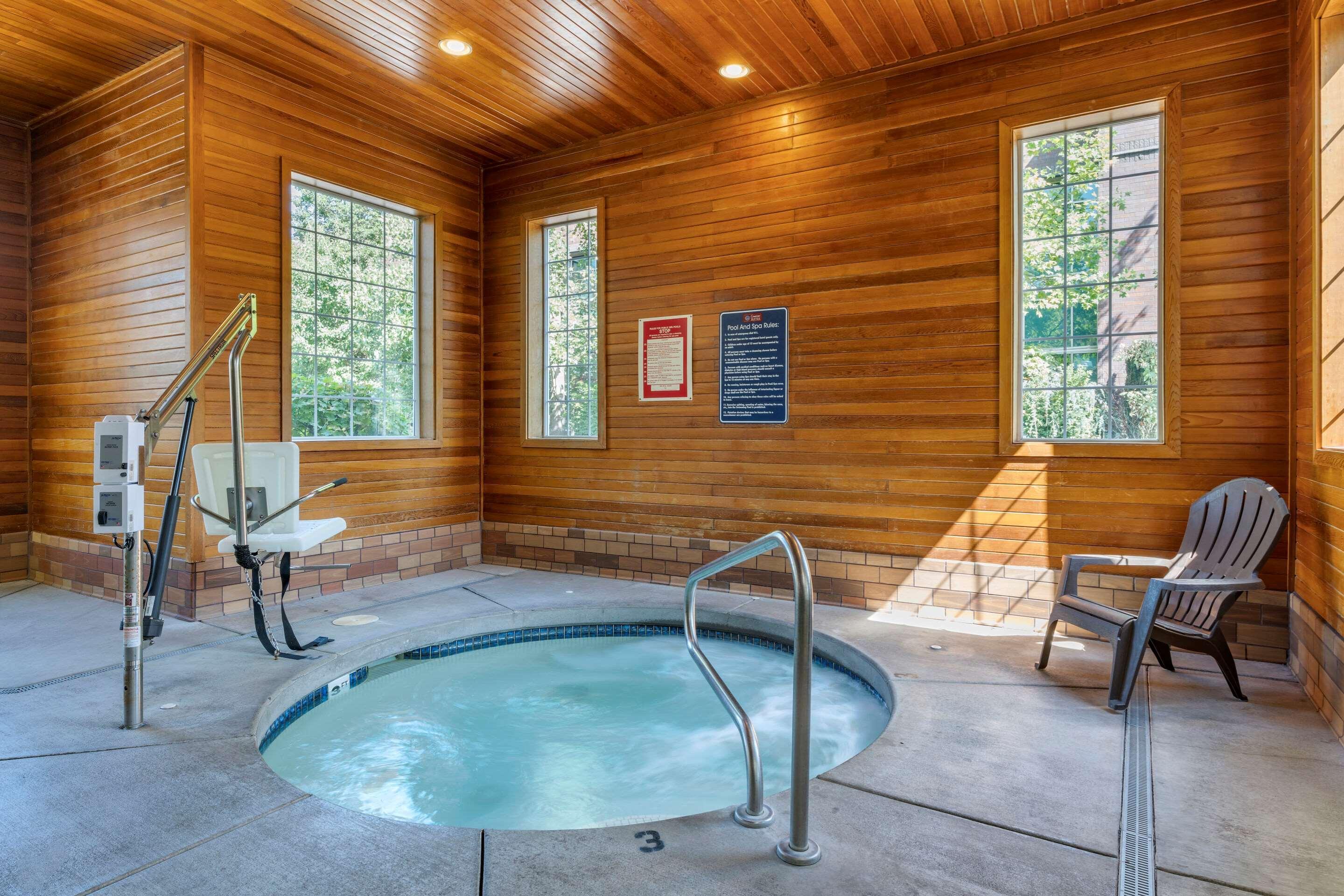 Comfort Suites Salem Bagian luar foto