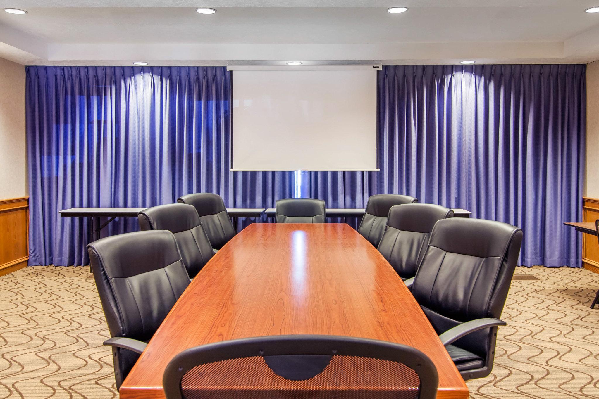 Comfort Suites Salem Bagian luar foto