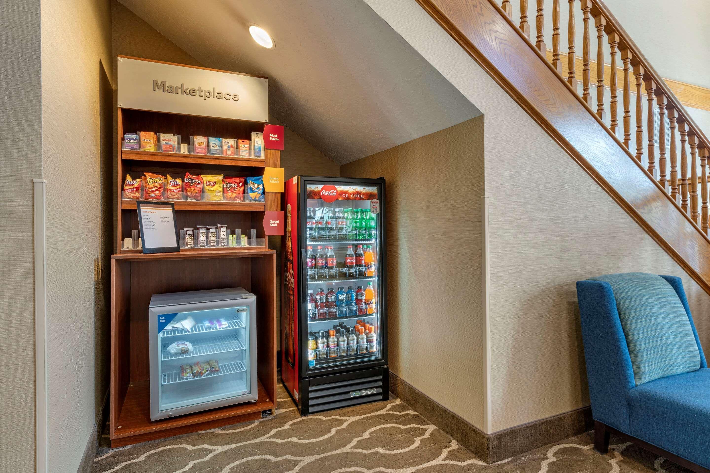 Comfort Suites Salem Bagian luar foto