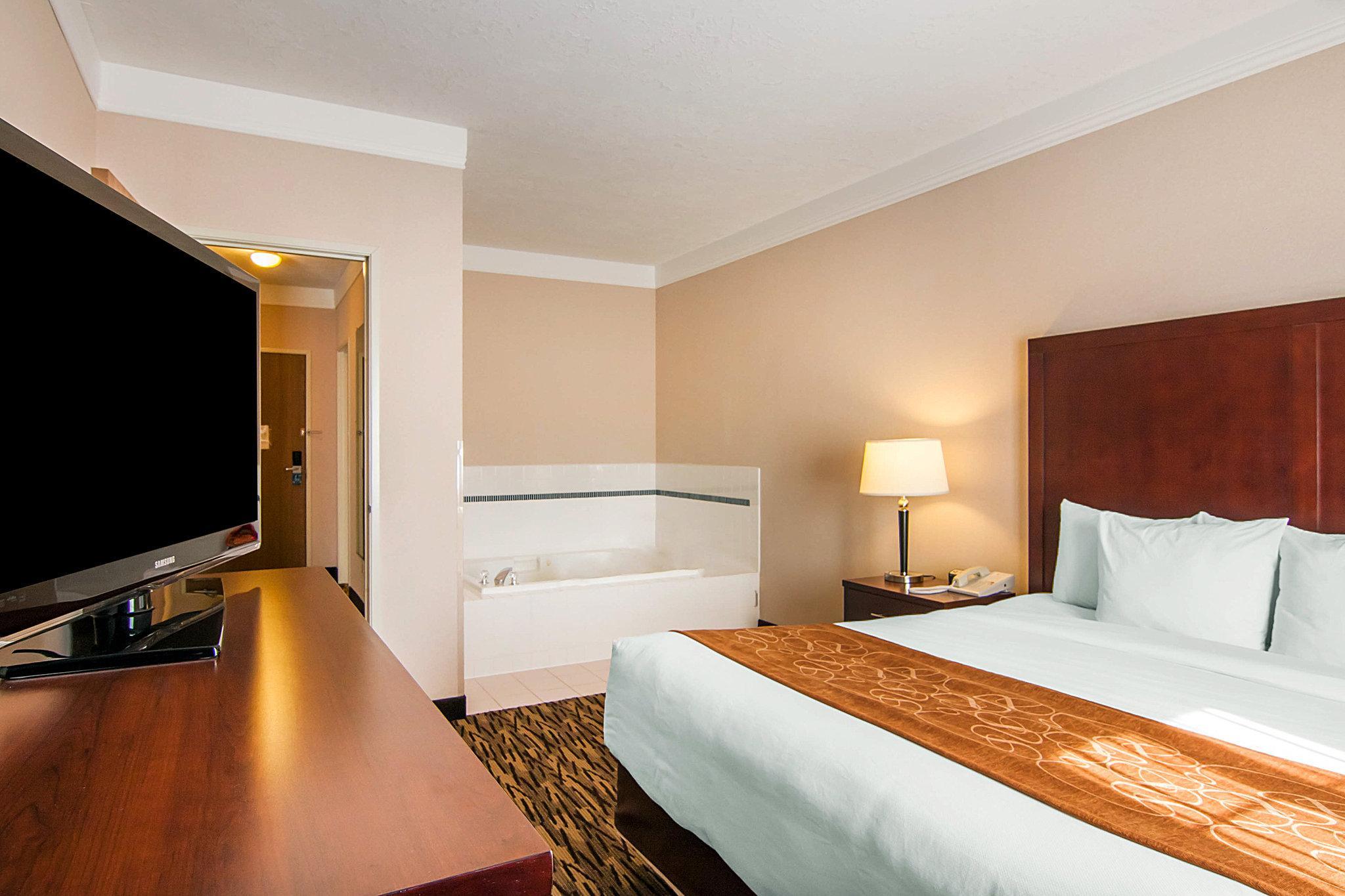 Comfort Suites Salem Bagian luar foto