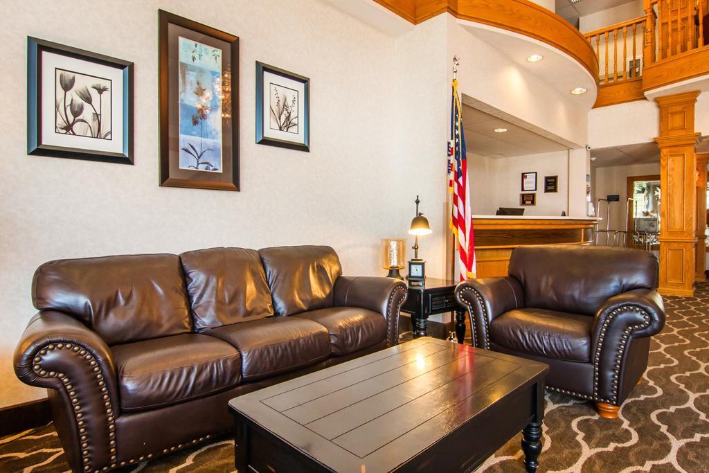 Comfort Suites Salem Bagian luar foto