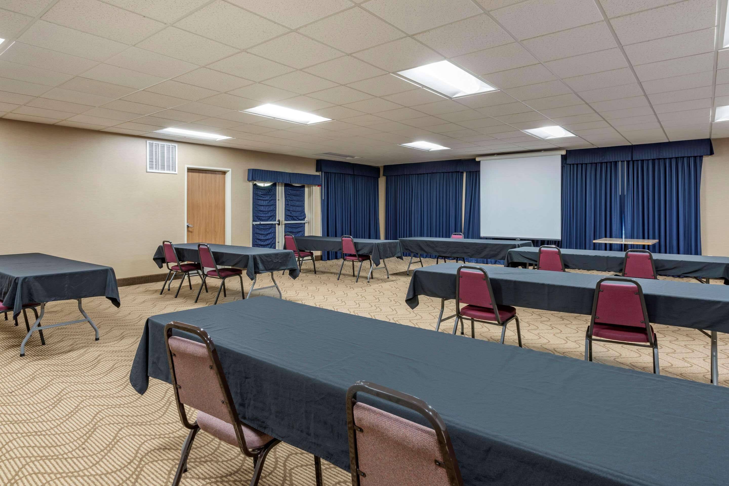 Comfort Suites Salem Bagian luar foto
