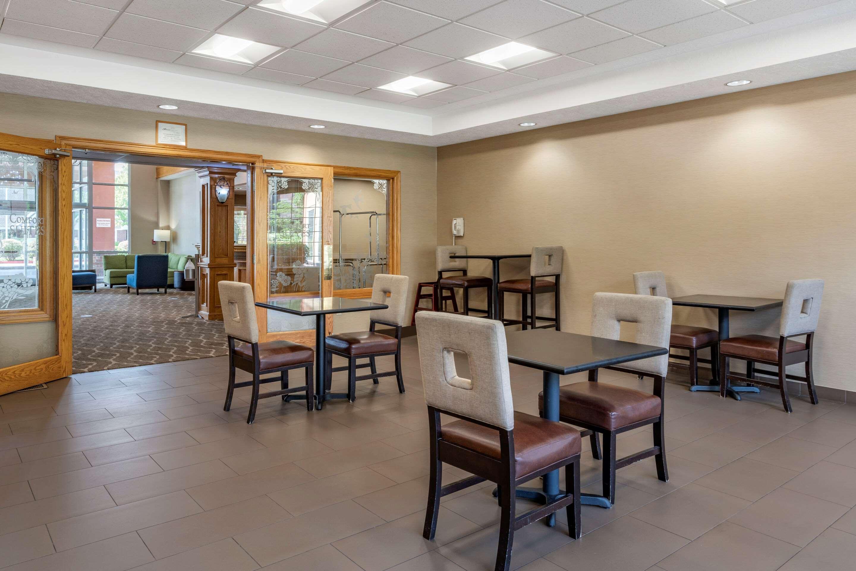 Comfort Suites Salem Bagian luar foto