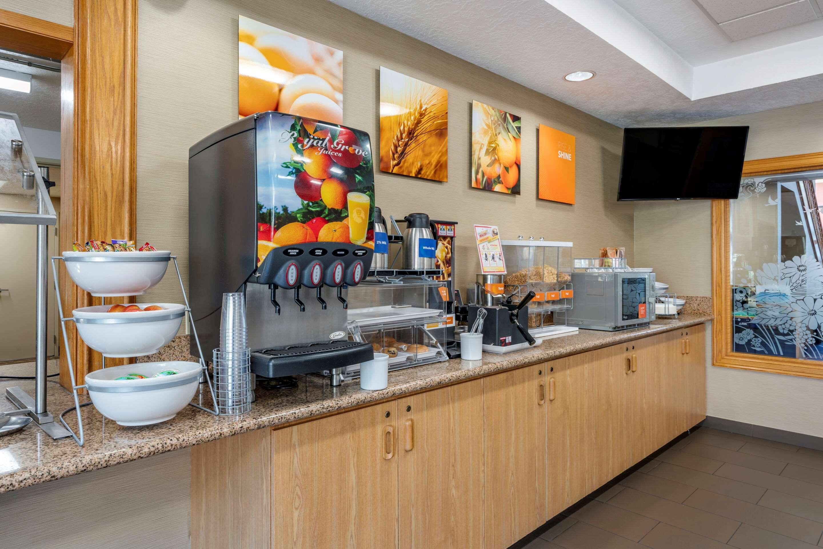 Comfort Suites Salem Bagian luar foto