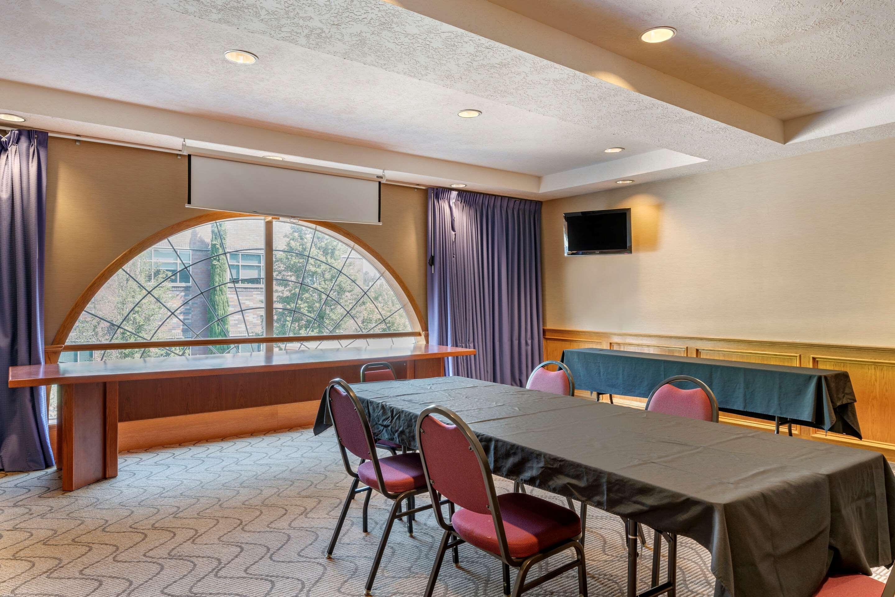 Comfort Suites Salem Bagian luar foto