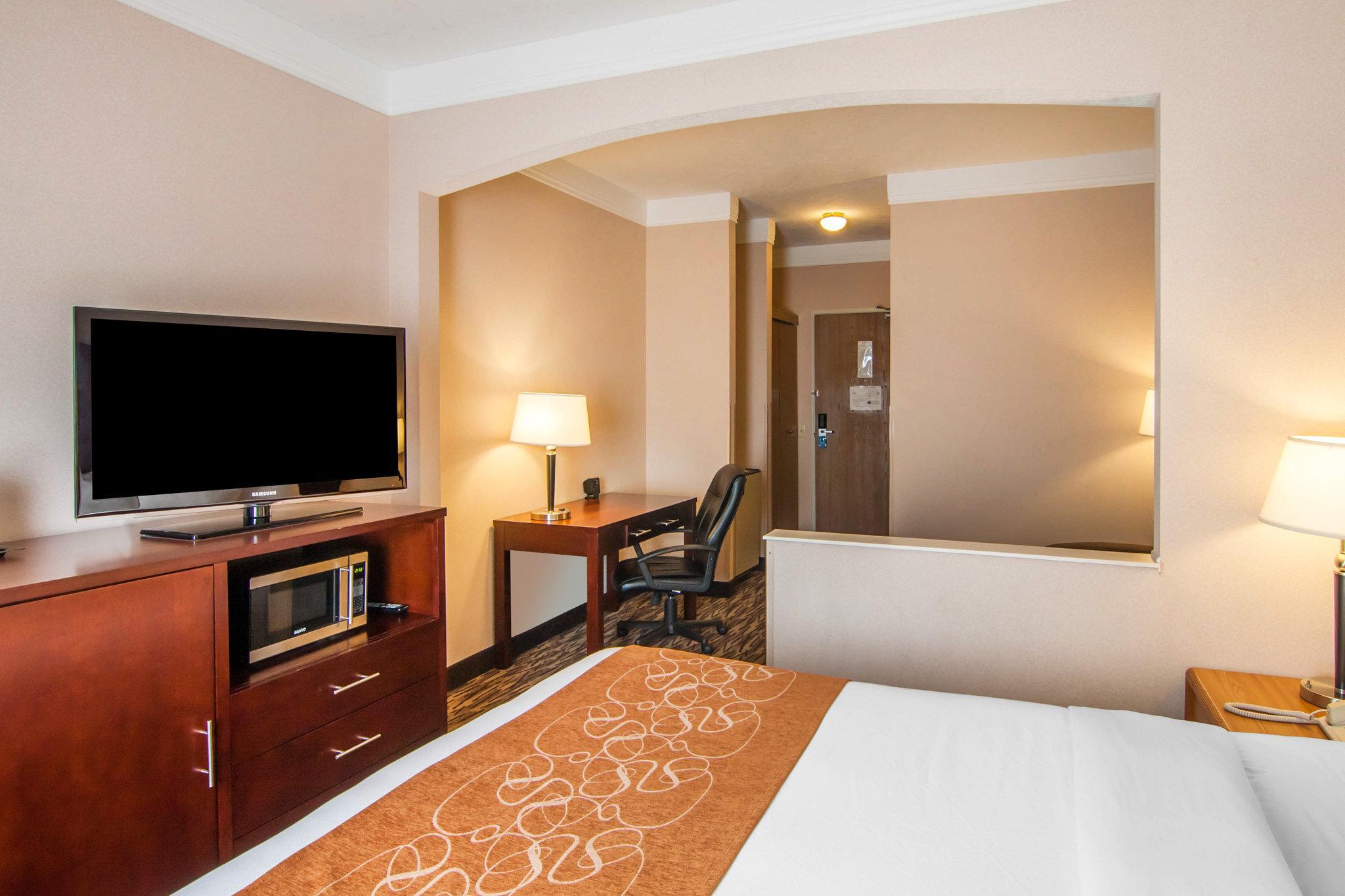 Comfort Suites Salem Bagian luar foto