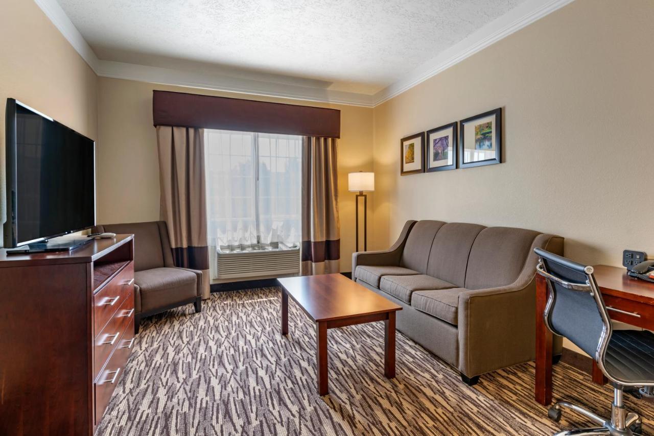 Comfort Suites Salem Bagian luar foto