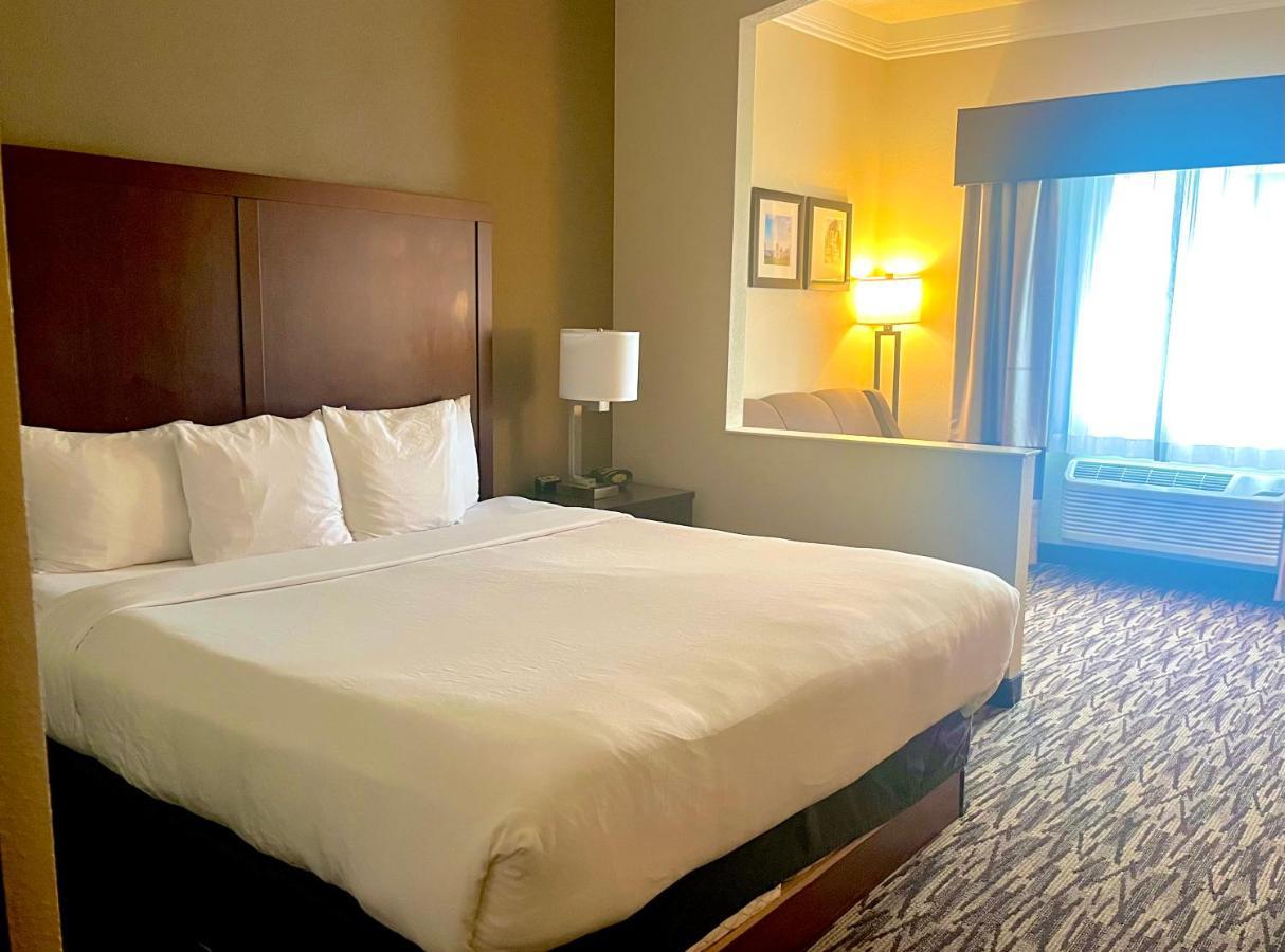 Comfort Suites Salem Bagian luar foto