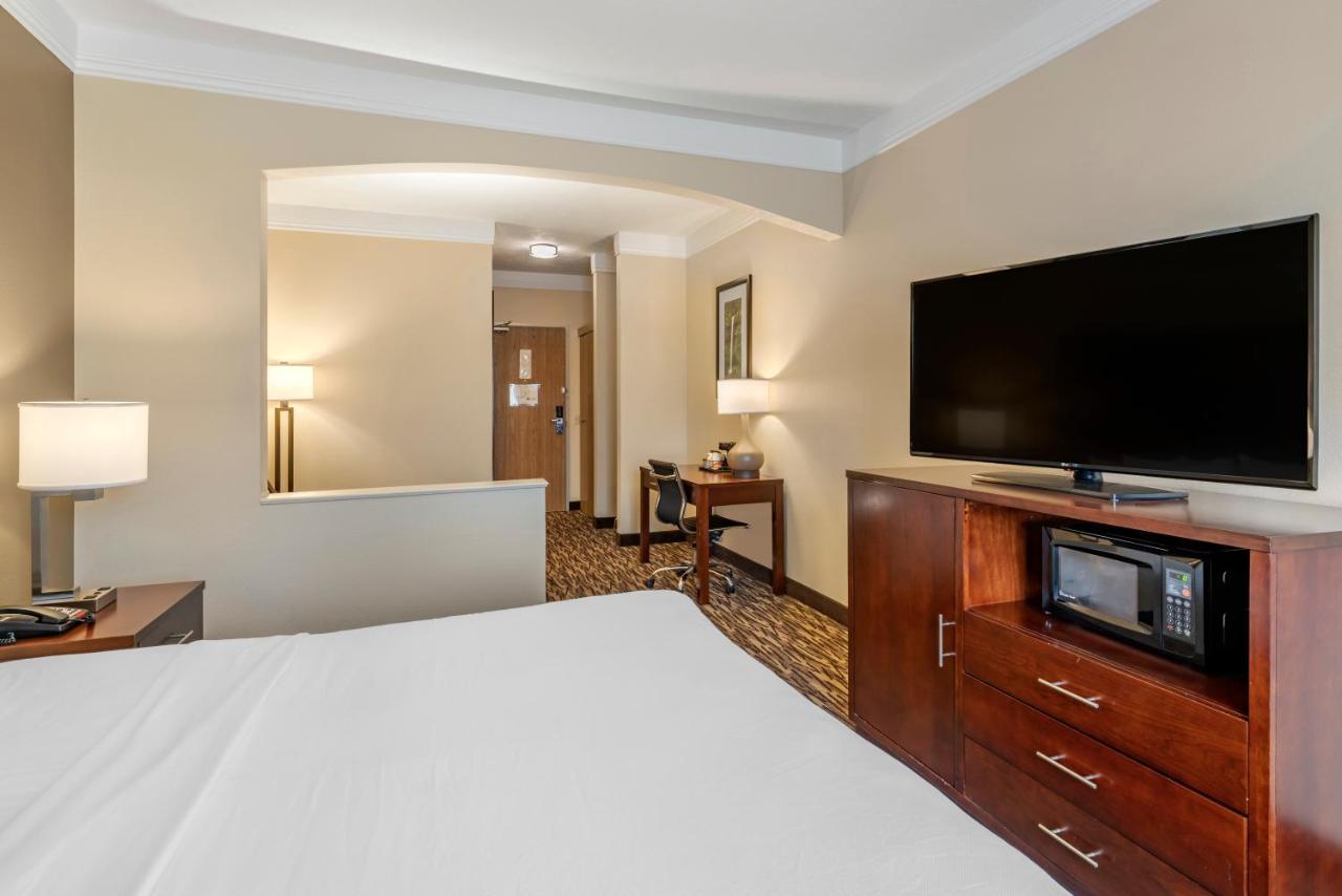 Comfort Suites Salem Bagian luar foto