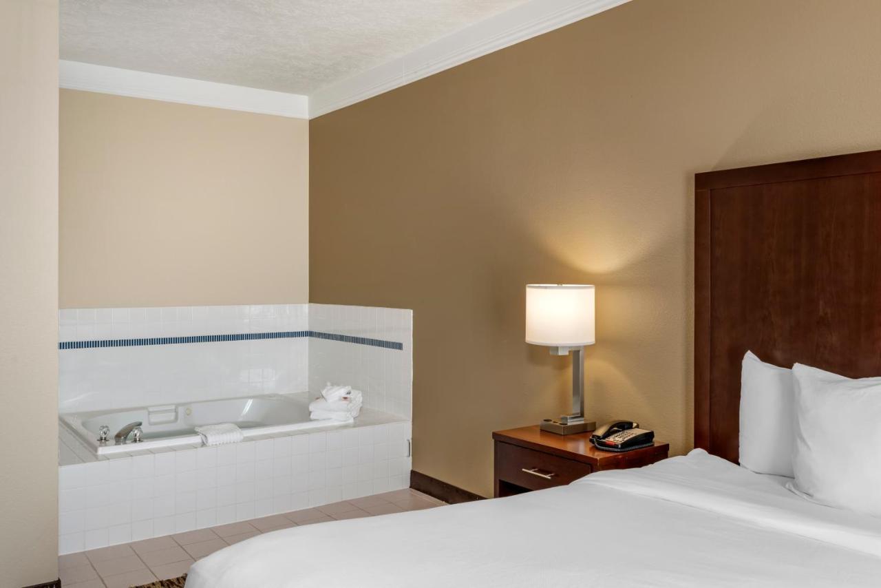Comfort Suites Salem Bagian luar foto
