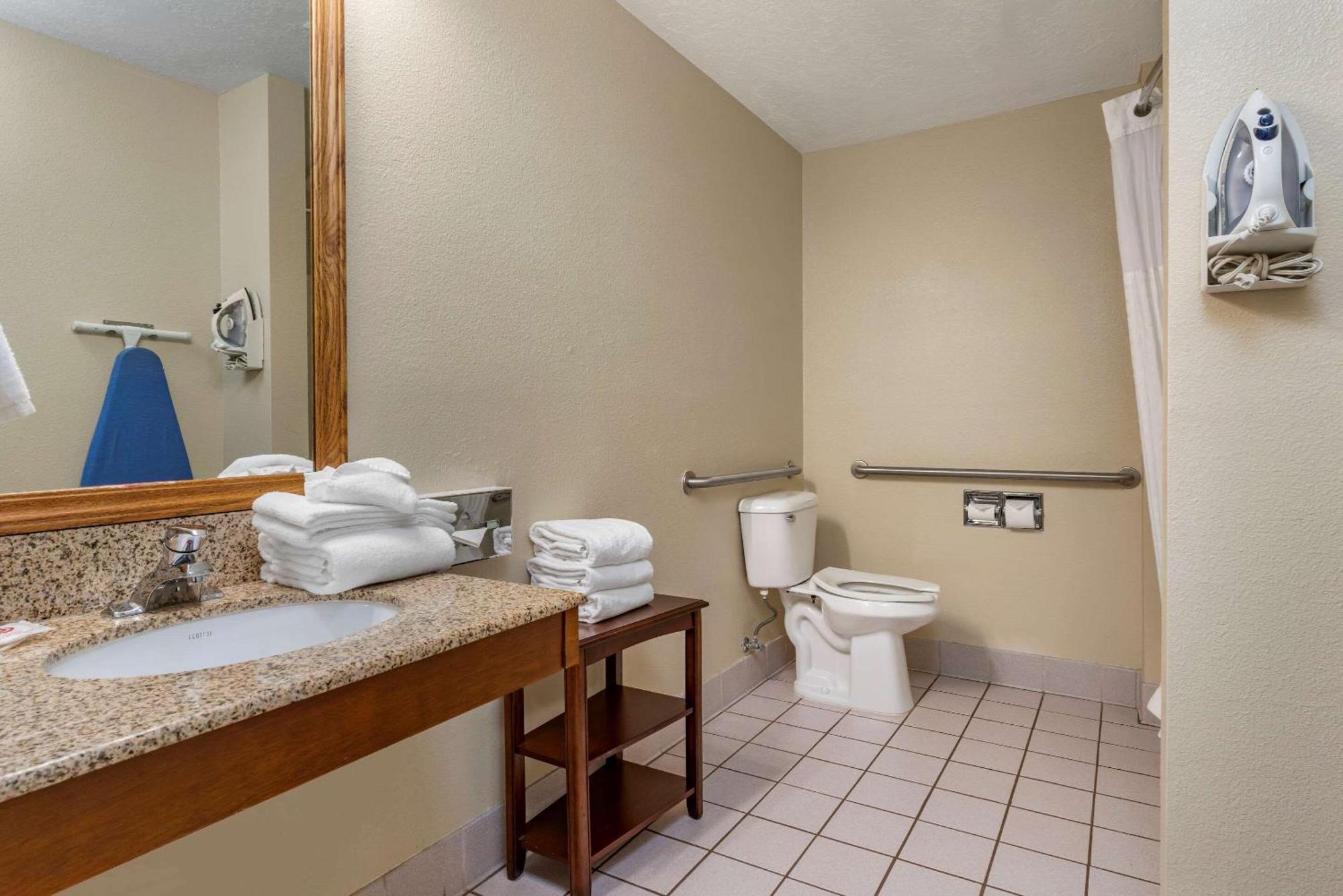 Comfort Suites Salem Bagian luar foto